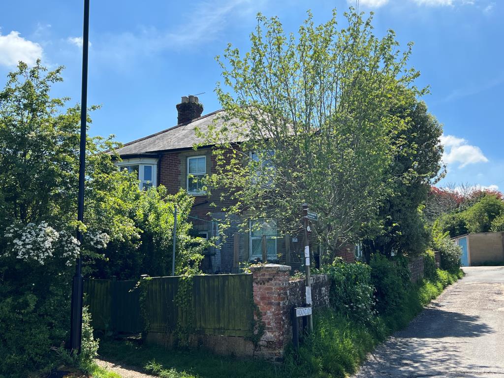 Lot: 106 - FREEHOLD GROUND RENTS - Front view of block taken from Whitepit Lane